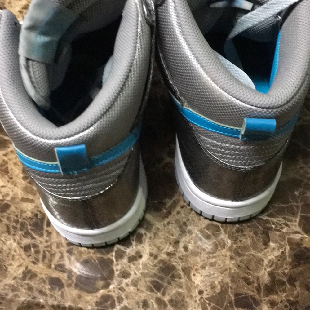 Tennis shoes